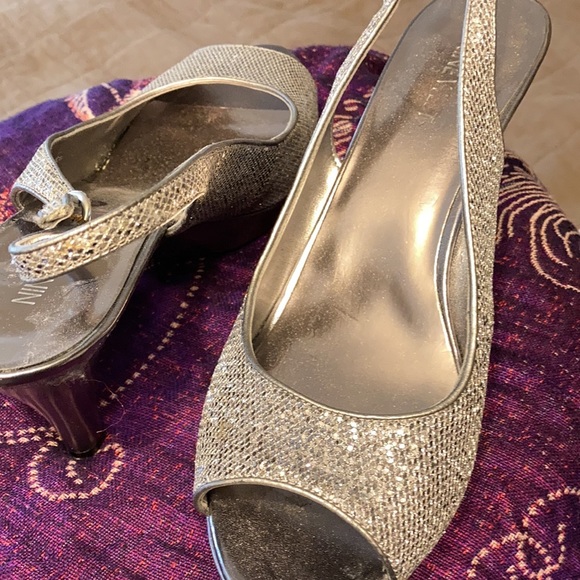 Silver/ gray heels - Picture 2 of 9